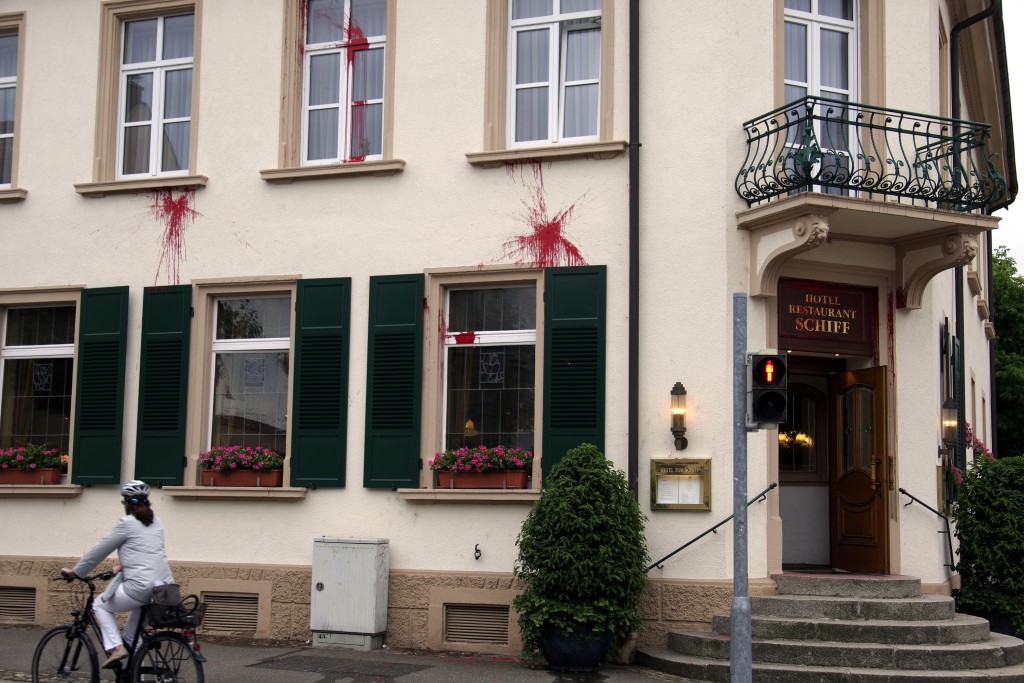 Freiburger „Hotel zum Schiff“ mit Farbe markiert