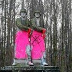 Kriegerdenkmal rosa angemalt