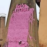 Denkmal mit Farbe übergossen