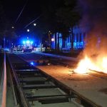 Feuer entzündet und Polizei angegriffen