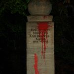 Farbe gegen Kriegerdenkmäler