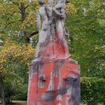 Farbe gegen zwei Kriegerdenkmäler