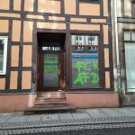 Bauschaum und Sprühfarbe gegen AfD-Büro