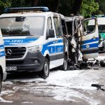 Acht Polizeiwagen ausgebrannt