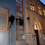 Steine und Farbe gegen „Haus des Jugendrechts“ und Bürgeramt