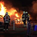 Autos vor Skoda-Autohaus angezündet