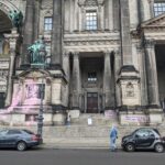 Farbe und Steine gegen Berliner Dom