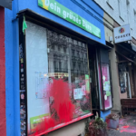 Farbe und Hämmer gegen Büros von SPD und Grünen